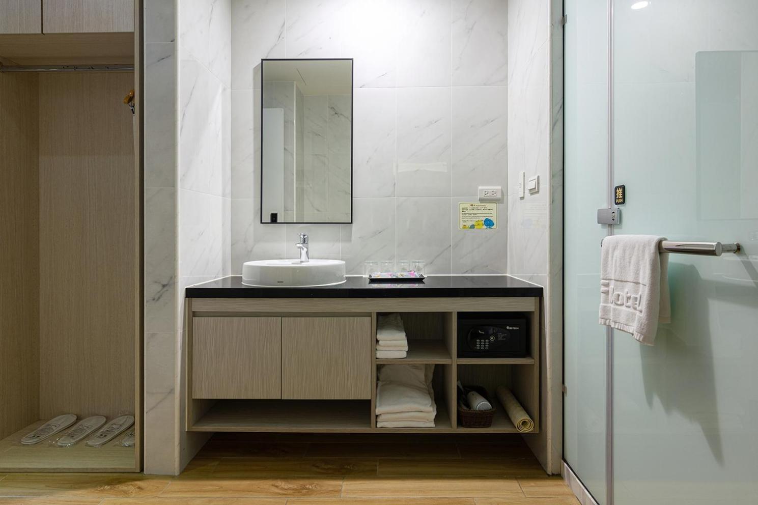 Check Inn New Taipei Luzhou Bagian luar foto